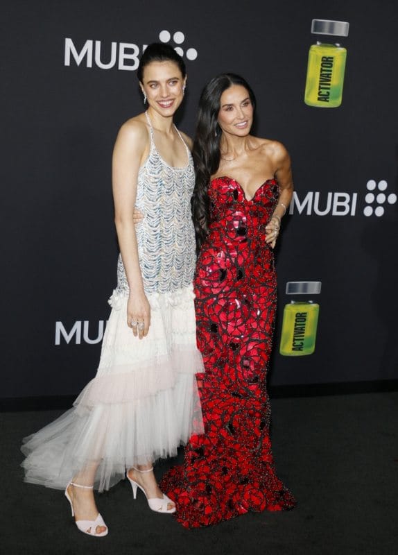 Margaret sa Demi Mur na premijeri filma Supstanca. Margaret je u maxi beloj haljini od tila, a Demi u  crvenoj haljini sa crnim detaljima, uz telo, takođe duga.