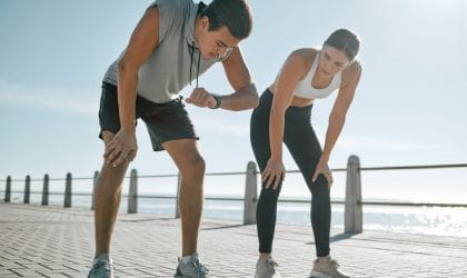 Muskarac i zena nakon treninga, gledaju rezultat na satu, zena se umorila, izgleda muskarac nije i mora da nastavi, jer nije ispunio vreme planirano za trening.