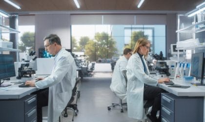 Naučnici u modernoj laboratoriji.