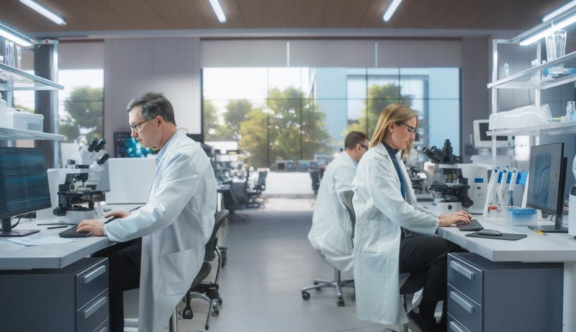 Naučnici u modernoj laboratoriji.