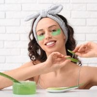 Devojka koristi aloja veru za negu kože ispod očiju.