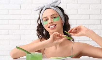 Devojka koristi aloja veru za negu kože ispod očiju.