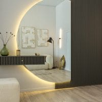 Ogledalo na zidu u dnevnoj sobi u kombinaciji sa drvenim panelom. Ogledalo širi prostor, je rs eu njemu ogleda drugi deo sobe koji je naspram njega... Vidi se sofa i lampa.