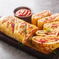 Pica pita, na daci, u pozadini se vidi paradjaz sos. Napravljena je kao jufka. Iseceno je nekoliko komada.