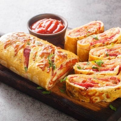 Pica pita, na daci, u pozadini se vidi paradjaz sos. Napravljena je kao jufka. Iseceno je nekoliko komada.