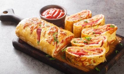 Pica pita, na daci, u pozadini se vidi paradjaz sos. Napravljena je kao jufka. Iseceno je nekoliko komada.