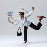 |Žena koja drži i knjigu i svesku i laptop, tasnu itd.