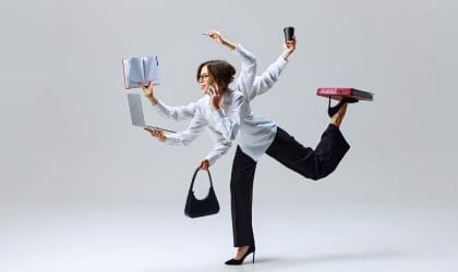 |Žena koja drži i knjigu i svesku i laptop, tasnu itd.