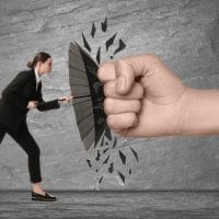 Figurativno, žena koja se suprostavlja crnim kišobranom protiv velike ilustrovane pesnice koja je usmerena ka njoj.