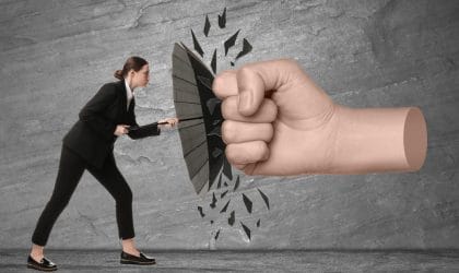 Figurativno, žena koja se suprostavlja crnim kišobranom protiv velike ilustrovane pesnice koja je usmerena ka njoj.