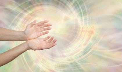 Dve šake oko kojih se ilustrativno šire talasi.