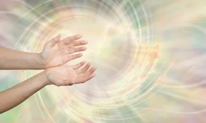 Dve šake oko kojih se ilustrativno šire talasi.