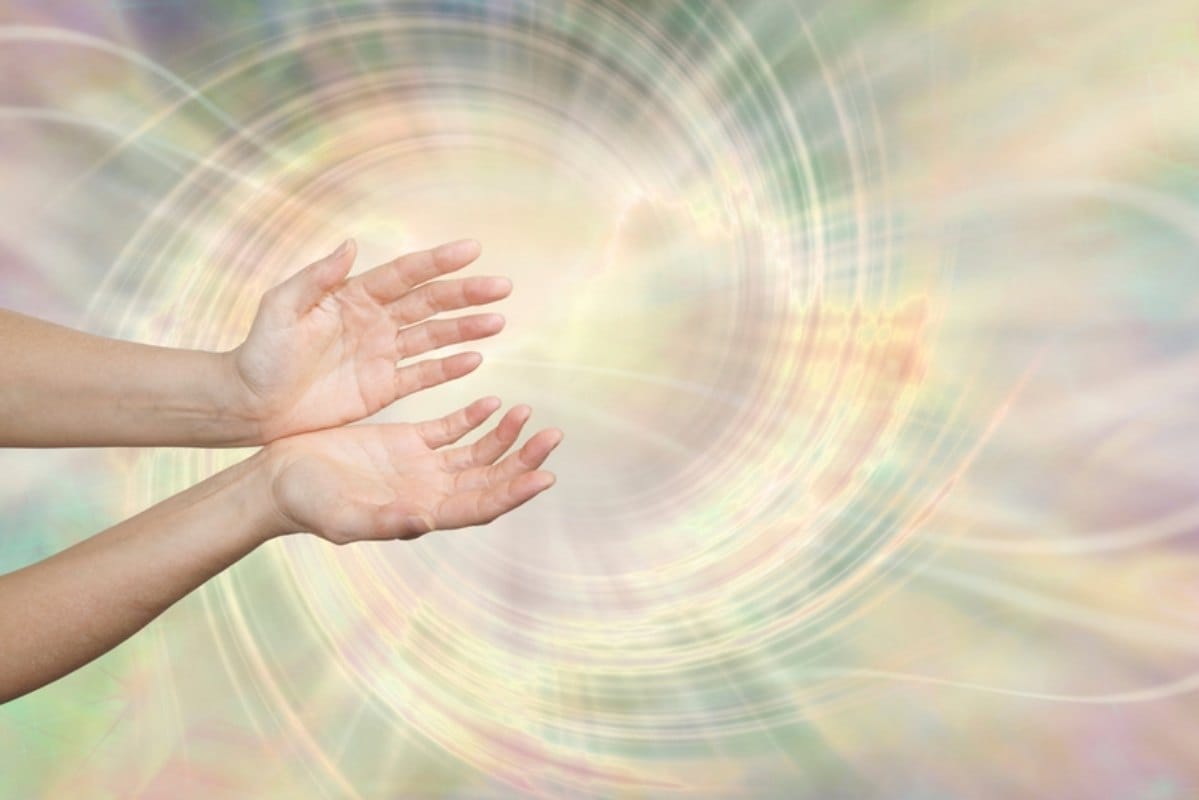 Dve šake oko kojih se ilustrativno šire talasi.