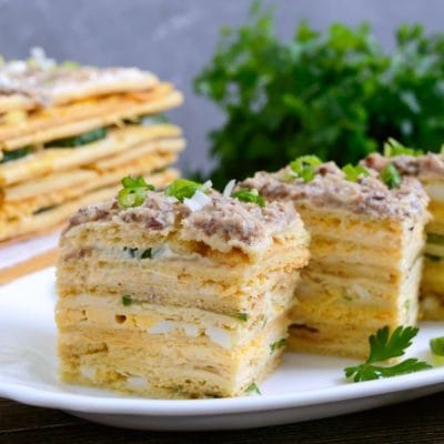 Slana torta, u pozadini se vidi cela torta, a ispred na tanjiru je nekoliko parčića. Vide se kore i izmedju nadev.