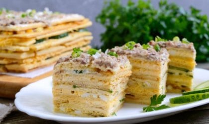 Slana torta, u pozadini se vidi cela torta, a ispred na tanjiru je nekoliko parčića. Vide se kore i izmedju nadev.