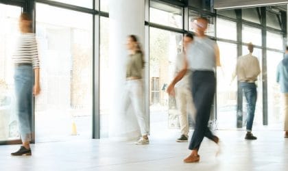 Nekoliko ljudi, hodaju brzo, različitim tempom.