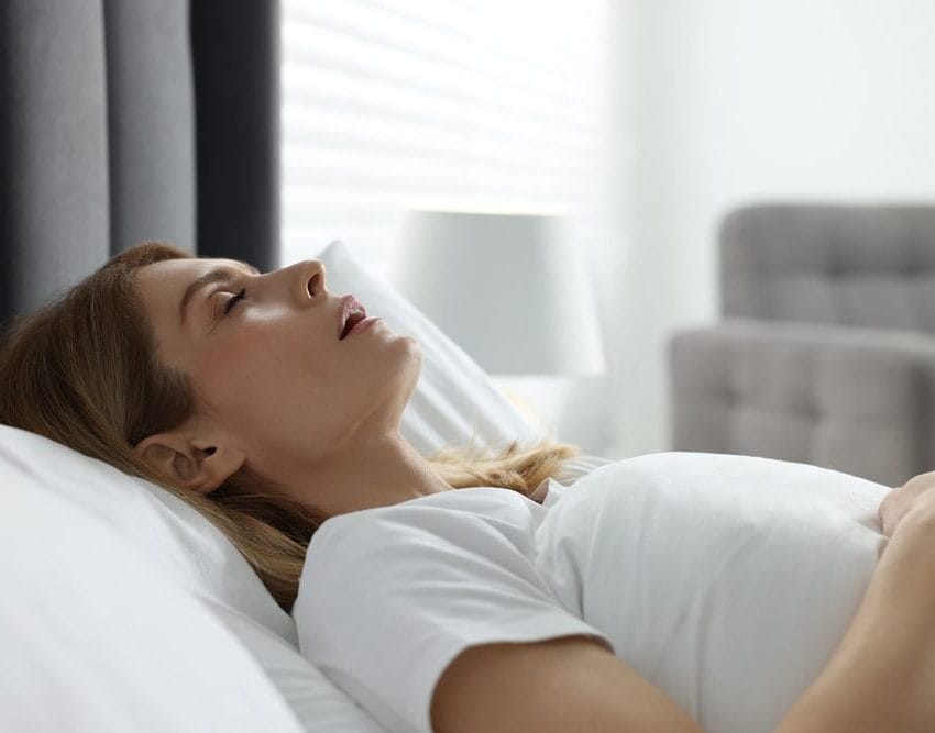 Žena, spava na leđima i hrče.