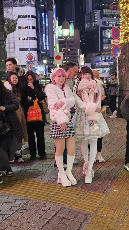 Dve mlade Japanke, neobi;na moda, bele hulahopke, kratke plisirane suknje, glomayne bele cipele sa [tiklom...