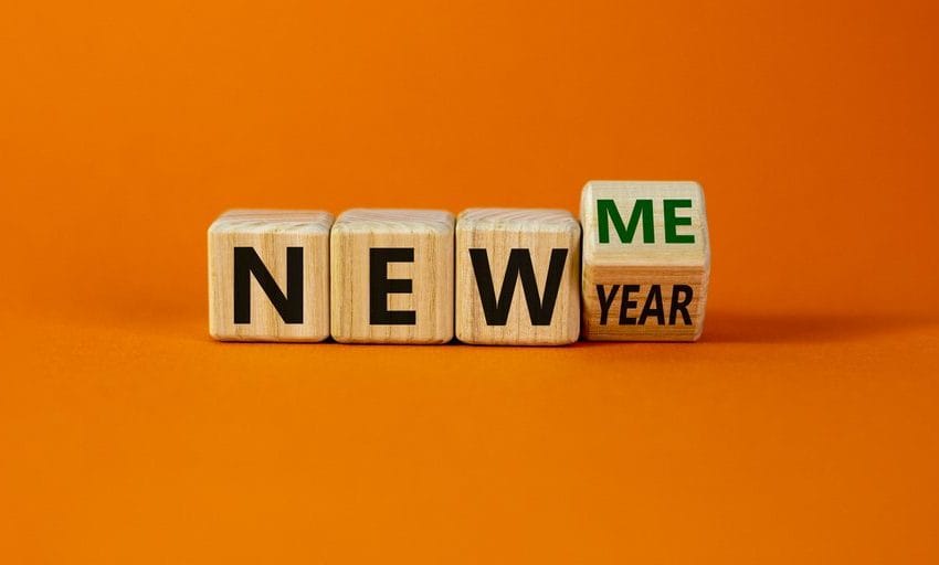 Drvene kockice na kojima su ispisana slova. Piše Nova godina ili nova ja, zavisno kako se kockice postave.