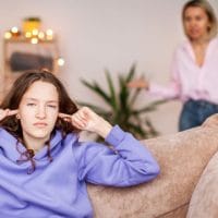 Starija ćerka zapušila je uši, jer joj majka u pozadini drži pridiku.