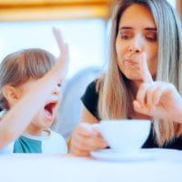 Majka detetu pokazuje prstom da je prešlo granicu.