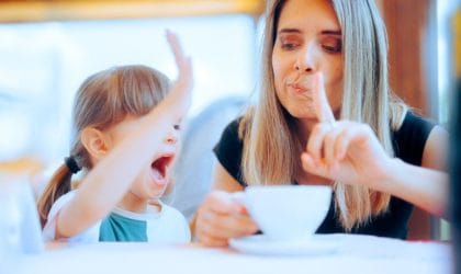 Majka detetu pokazuje prstom da je prešlo granicu.