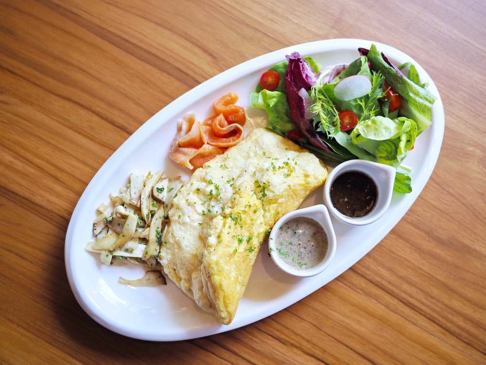 Sufle omlet na tanjiru na kome je i zelena salata.