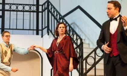 Scena iz predstave Oda radosti u Ateljeu 212. Na sceni se vidi glumac Gordan Kičić.