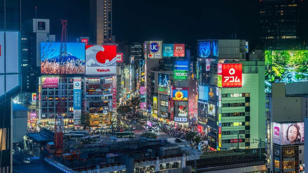 Noćan vreva u &Scaron;ibuji, zgrade sa puno neonskih reklama.