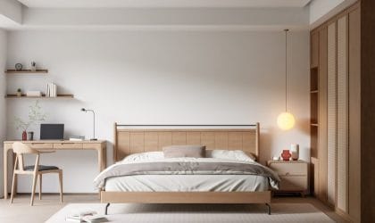 Minimalisti;ki uređena spavaća soba u neutralnim tonovima, drveni krevet, sto, stolica, orman.