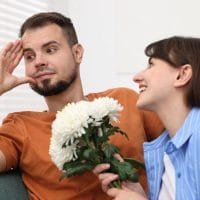 Žena flertuje sa muškarcem, donela mu je buket cveća. On deluje kao da je nezainteresovan, da ona preteruje...