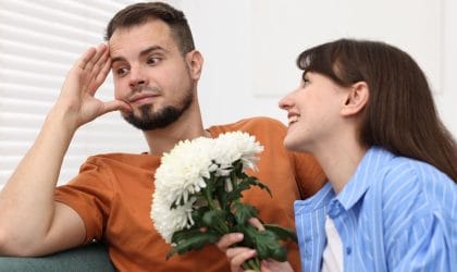 Žena flertuje sa muškarcem, donela mu je buket cveća. On deluje kao da je nezainteresovan, da ona preteruje...