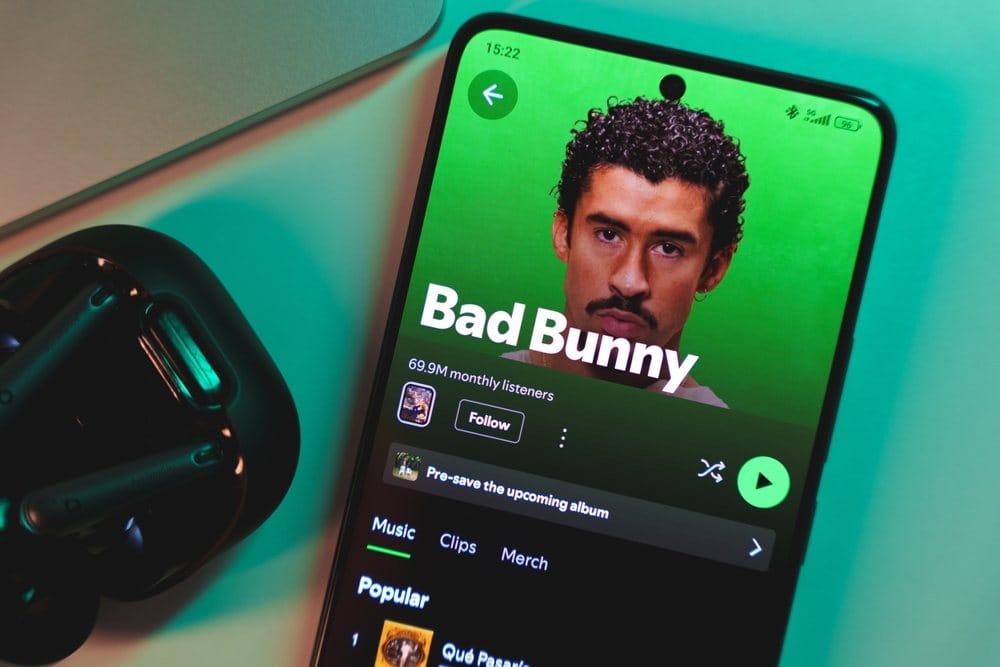 Bad Bunny na mobilnom telefonu, vidi se oznaka koja pokazuje milionski broj pratilaca.