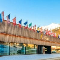 Davos-svetksi ekonomski forum u Davos kongres centru. Zrada i zastave zemalja učesnica na krovu.