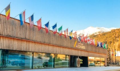 Davos-svetksi ekonomski forum u Davos kongres centru. Zrada i zastave zemalja učesnica na krovu.