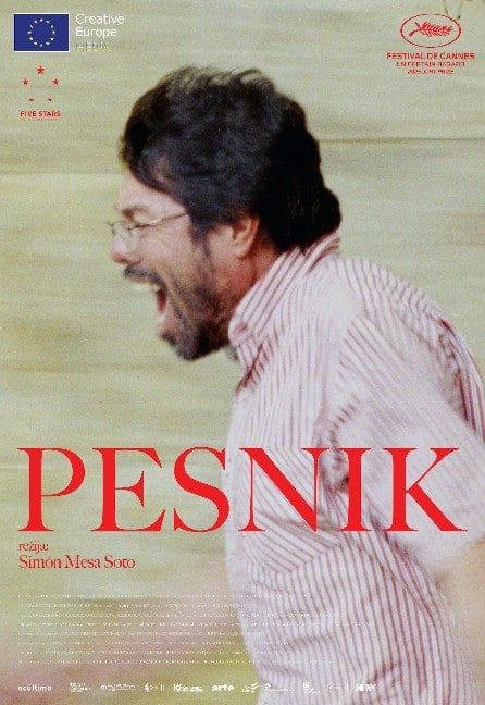 Plakat za film Pesnik. Mu&scaron;karac sa naočarima viče, slikan je iz profila.