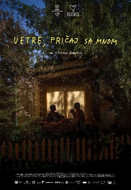 Plakat  za film Vetre pričaj sa mnom. Noć je i par sedi na tersai ispred kuće.