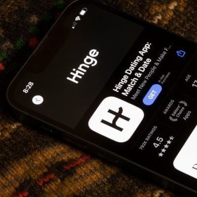 Mobilni telefon i aplikacija Hinge