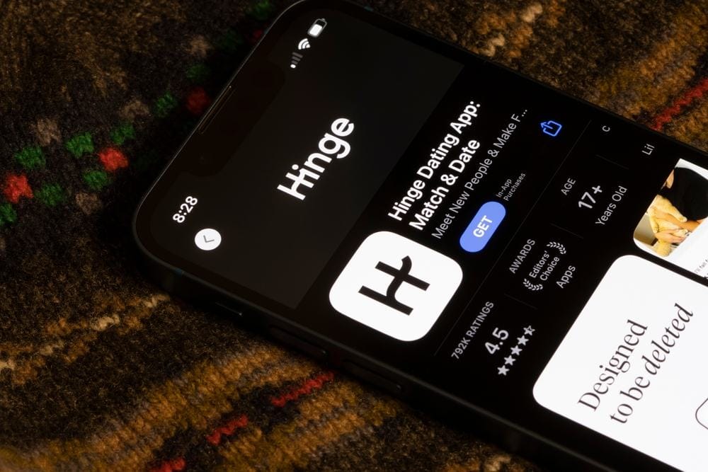 Mobilni telefon i aplikacija Hinge