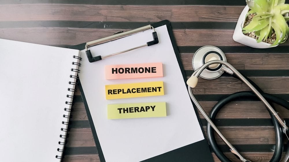 Ordinacija, papiri, natpis hormon replacement therapy i stetoskop.