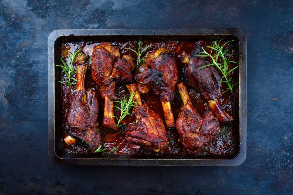 Jagnjetina u plehu u sosu sa ruzmarinom.