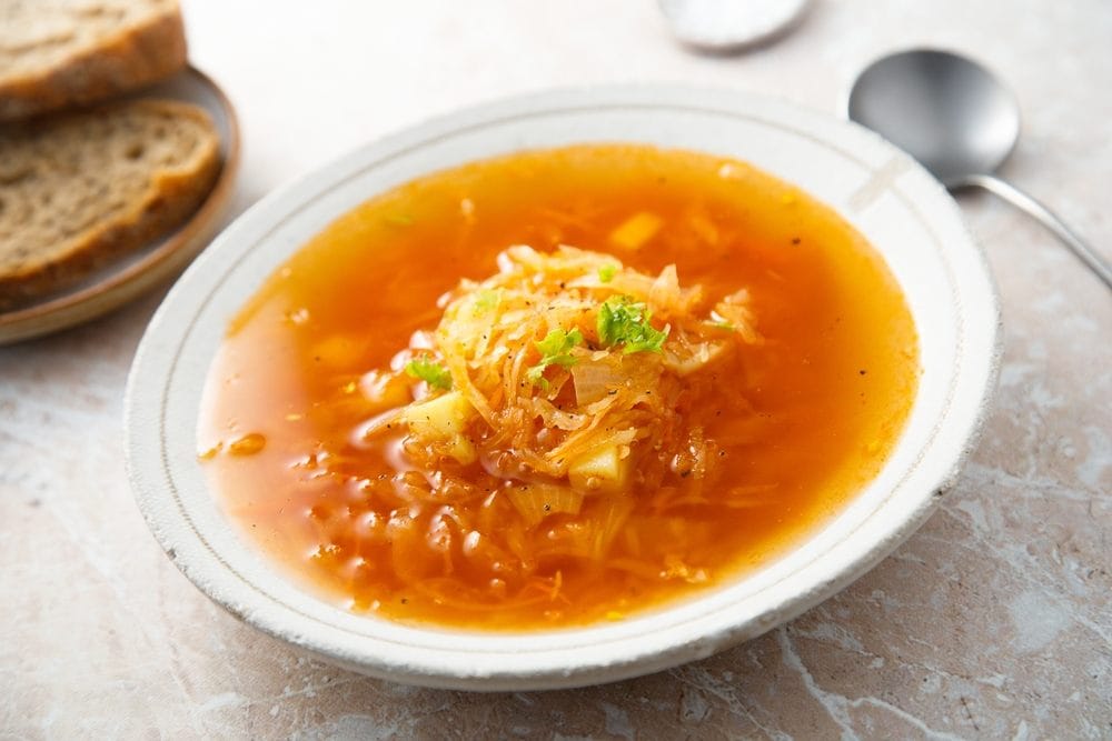 Čorba od kupusa u tanjiru.