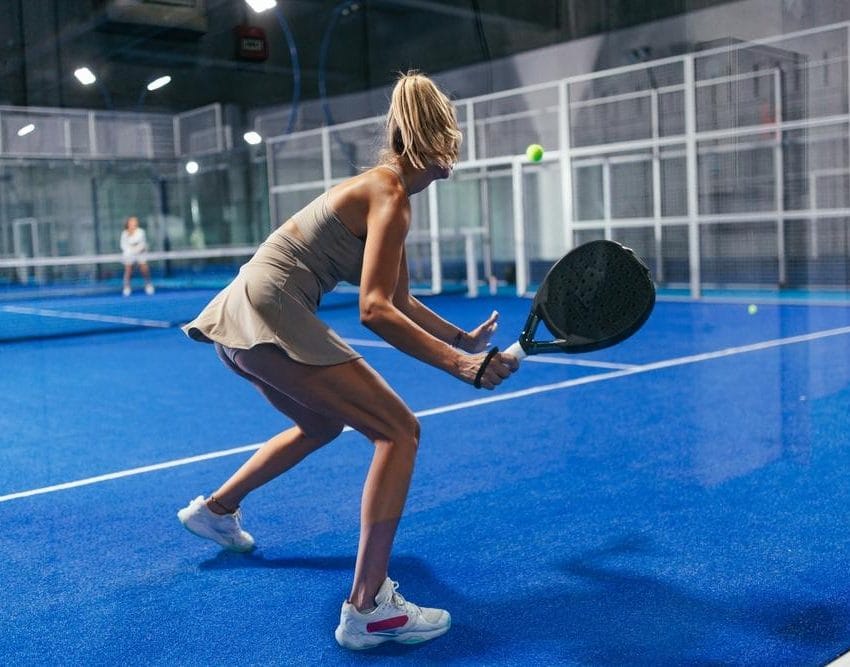 Žena u pokretu igra padel.