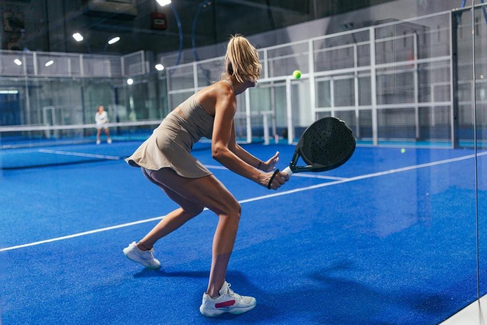 Žena u pokretu igra padel.