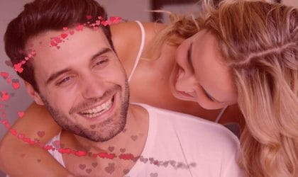 Par, zagrljaj, strast, oko glave im lebde iscrtana srca.