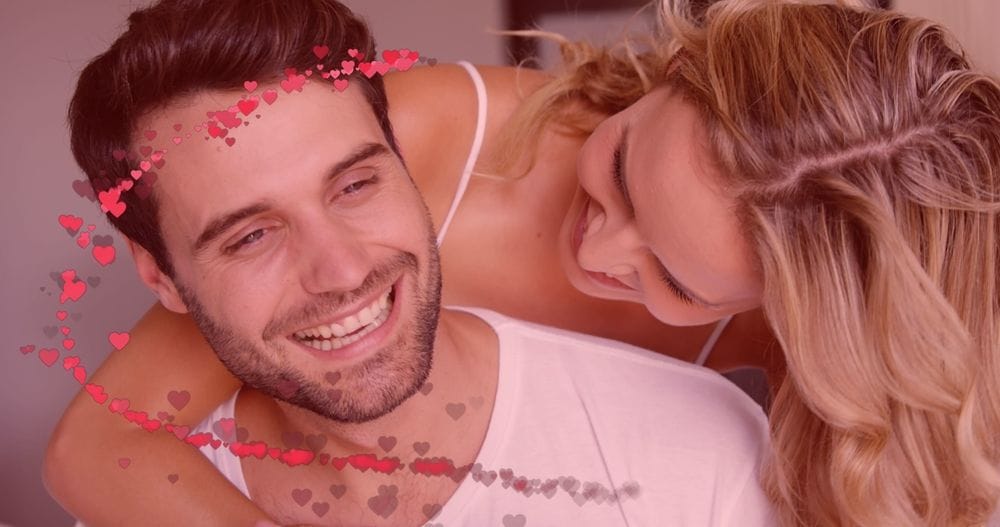 Par, zagrljaj, strast, oko glave im lebde iscrtana srca.