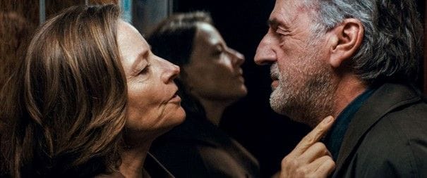 Mu&scaron;karac i žena razgovaraju.