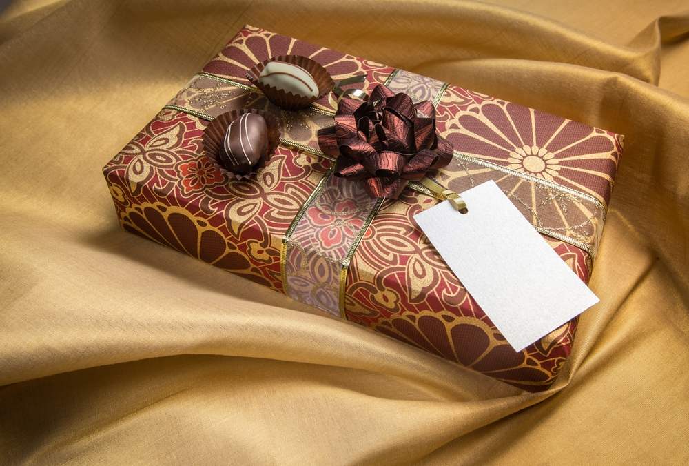 Predivno upakovana kutija,- atraktivan papir, zlatna ma&scaron;na i 2 čokoladne bonbone, zalepljene na papir.