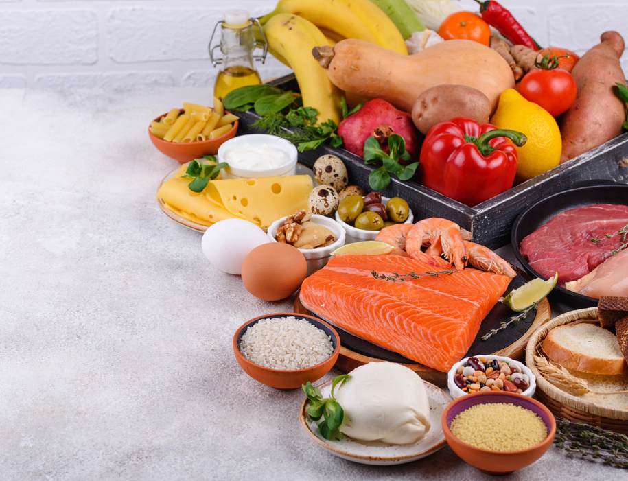 Losos, banane, paprike, pirinač, sočivo, ora&scaron;asti plodovi, sir...