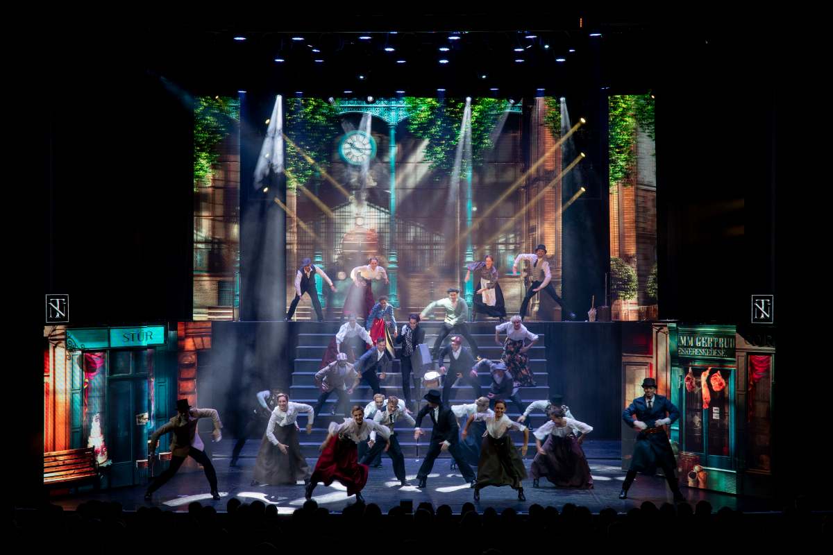 Ansambl u sceni mjuzikla o Nikoli Tesli.